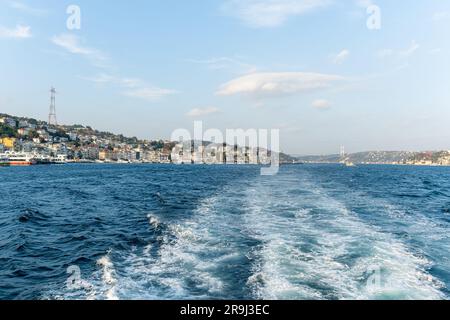 Bootsfahrt auf dem bosporus auf der Straße von şstanbul Stockfoto