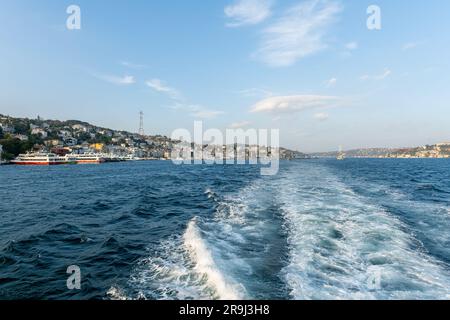 Bootsfahrt auf dem bosporus auf der Straße von şstanbul Stockfoto