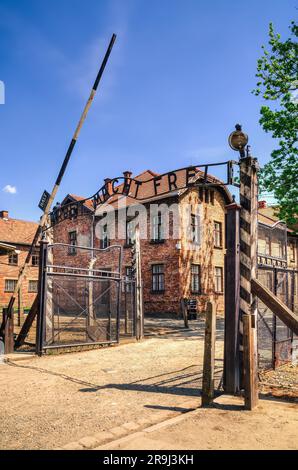 Oswiecim, Polen - 12. Mai 2016: Tor zum Konzentrationslager Auschwitz mit einem Schild Arbeit Macht frei in Oswiecim, Polen. Stockfoto