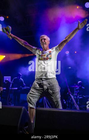 Bez vom Happy Mondays spielt am Hastings Pier Weekender Stockfoto