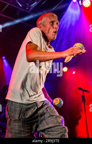 Bez vom Happy Mondays spielt am Hastings Pier Weekender Stockfoto