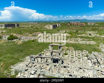 Drohnenansicht der Überreste von Gebäuden, die durch das Erdbeben am 7. Dezember 1988 in der Stadt Gyumri in Armenien zerstört wurden Stockfoto