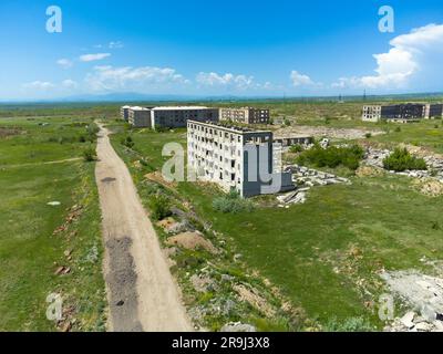 Drohnenblick an einem sonnigen Sommertag auf die Überreste von Gebäuden, die durch das Erdbeben am 7. Dezember 1988 in der Stadt Gyumri in Armenien zerstört wurden Stockfoto