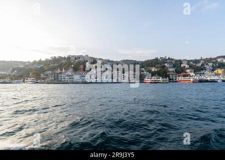 Bootsfahrt auf dem bosporus auf der Straße von şstanbul Stockfoto