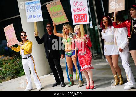 Prominente, die sich als Prominente ausgeben, dürfen vor den Büros der Muttergesellschaft Meta in King's Cross, London, nicht auf Facebook protestieren, als Teil ihrer Berufung „Stop Banning US“. Die Imitatoren von Dolly Parton, Taylor Swift, Adele, George Michael, Britney Spears, Und Freddie Mercury appelliert an eine Aktualisierung der Meta-Community-Standards, die Konten verbietet, die sich „als berühmt ausgeben“, was dazu führt, dass die Tribut-Acts ihre Konten mit Tausenden von Fans und Anhängern verlieren. Foto: Dienstag, 27. Juni 2023. Stockfoto