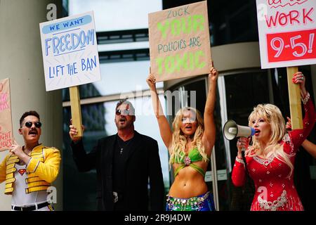 Prominente, die sich als Prominente ausgeben, dürfen vor den Büros der Muttergesellschaft Meta in King's Cross, London, nicht auf Facebook protestieren, als Teil ihrer Berufung „Stop Banning US“. Die Imitatoren von Dolly Parton, Taylor Swift, Adele, George Michael, Britney Spears, Und Freddie Mercury appelliert an eine Aktualisierung der Meta-Community-Standards, die Konten verbietet, die sich „als berühmt ausgeben“, was dazu führt, dass die Tribut-Acts ihre Konten mit Tausenden von Fans und Anhängern verlieren. Foto: Dienstag, 27. Juni 2023. Stockfoto