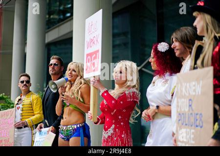 Prominente, die sich als Prominente ausgeben, dürfen vor den Büros der Muttergesellschaft Meta in King's Cross, London, nicht auf Facebook protestieren, als Teil ihrer Berufung „Stop Banning US“. Die Imitatoren von Dolly Parton, Taylor Swift, Adele, George Michael, Britney Spears, Und Freddie Mercury appelliert an eine Aktualisierung der Meta-Community-Standards, die Konten verbietet, die sich „als berühmt ausgeben“, was dazu führt, dass die Tribut-Acts ihre Konten mit Tausenden von Fans und Anhängern verlieren. Foto: Dienstag, 27. Juni 2023. Stockfoto