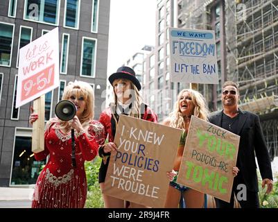 Prominente, die sich als Prominente ausgeben, dürfen vor den Büros der Muttergesellschaft Meta in King's Cross, London, nicht auf Facebook protestieren, als Teil ihrer Berufung „Stop Banning US“. Die Imitatoren von Dolly Parton, Taylor Swift, Adele, George Michael, Britney Spears, Und Freddie Mercury appelliert an eine Aktualisierung der Meta-Community-Standards, die Konten verbietet, die sich „als berühmt ausgeben“, was dazu führt, dass die Tribut-Acts ihre Konten mit Tausenden von Fans und Anhängern verlieren. Foto: Dienstag, 27. Juni 2023. Stockfoto