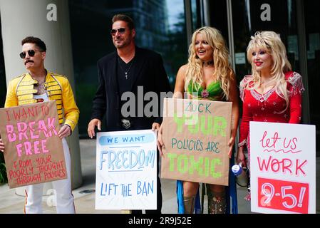 Prominente, die sich als Prominente ausgeben, dürfen vor den Büros der Muttergesellschaft Meta in King's Cross, London, nicht auf Facebook protestieren, als Teil ihrer Berufung „Stop Banning US“. Die Imitatoren von Dolly Parton, Taylor Swift, Adele, George Michael, Britney Spears, Und Freddie Mercury appelliert an eine Aktualisierung der Meta-Community-Standards, die Konten verbietet, die sich „als berühmt ausgeben“, was dazu führt, dass die Tribut-Acts ihre Konten mit Tausenden von Fans und Anhängern verlieren. Foto: Dienstag, 27. Juni 2023. Stockfoto