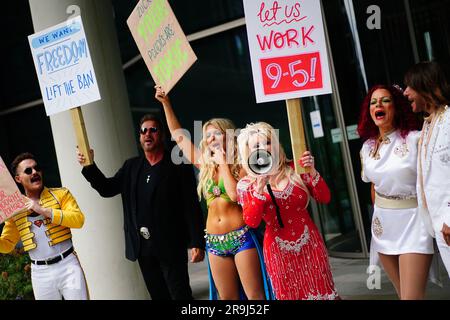 Prominente, die sich als Prominente ausgeben, dürfen vor den Büros der Muttergesellschaft Meta in King's Cross, London, nicht auf Facebook protestieren, als Teil ihrer Berufung „Stop Banning US“. Die Imitatoren von Dolly Parton, Taylor Swift, Adele, George Michael, Britney Spears, Und Freddie Mercury appelliert an eine Aktualisierung der Meta-Community-Standards, die Konten verbietet, die sich „als berühmt ausgeben“, was dazu führt, dass die Tribut-Acts ihre Konten mit Tausenden von Fans und Anhängern verlieren. Foto: Dienstag, 27. Juni 2023. Stockfoto