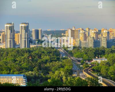 Wunderschöner Blick auf den Fluss, die Architektur und die U-Bahn des linken Ufers von Kiew, Ukraine. Kiew, Ukraine - 17. Mai 2023 Stockfoto