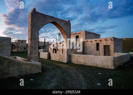 Verlassenes orientalisches Dorf. Zerstörte Häuser mit Strohdächern Stockfoto