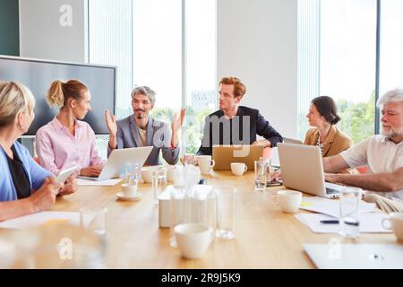 Selbstbewusster Geschäftsmann, der Teambesprechungen mit Kollegen im Büro abhält Stockfoto