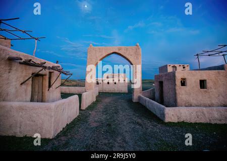 Verlassenes orientalisches Dorf. Zerstörte Häuser mit Strohdächern Stockfoto