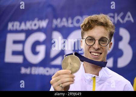 Krakau, Polen. 27. Juni 2023. Der belgische Stef Van Campenhout feiert seine Bronzemedaille im Männerfolienwettbewerb bei den Europameisterschaften in Krakau, Polen, am Dienstag, den 27. Juni 2023. Die Europaspiele 3., informell bekannt als Krakau-Malopolska 2023, sind eine geplante internationale Sportveranstaltung, die vom 21. Juni bis 02. Juli 2023 in Krakau und Malopolska, Polen, stattfindet. BELGA FOTO LAURIE DIEFFEMBACQ Kredit: Belga News Agency/Alamy Live News Stockfoto