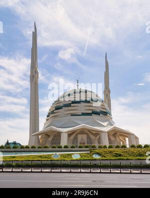 Die Moschee der Universität Marmara, eine Moschee der modernen islamischen Architektur, befindet sich im Stadtteil Uskudar, Istanbul, Türkei Stockfoto