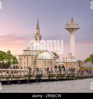 Istanbul, Türkei - 5. Mai 2023: Semsi-Pascha-Moschee, eine osmanische Moschee im Stadtteil Uskudar, auf der asiatischen Seite der Bosporus-Straße, entworfen vom osmanischen kaiserlichen Architekten Mimar Sinan Stockfoto