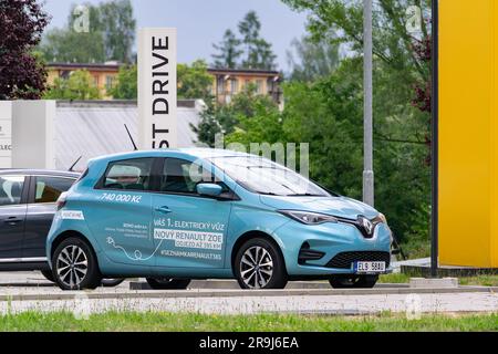 OSTRAVA, TSCHECHISCHE REPUBLIK - 21. JUNI 2023: Renault Zoe Elektroauto beim Händler für eine Probefahrt vorgestellt Stockfoto