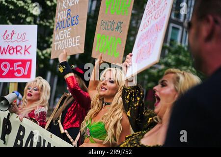 Prominente, die sich als Prominente ausgeben, dürfen vor den Büros der Muttergesellschaft Meta in King's Cross, London, nicht auf Facebook protestieren, als Teil ihrer Berufung „Stop Banning US“. Die Imitatoren von Dolly Parton, Taylor Swift, Adele, George Michael, Britney Spears, Und Freddie Mercury appelliert an eine Aktualisierung der Meta-Community-Standards, die Konten verbietet, die sich „als berühmt ausgeben“, was dazu führt, dass die Tribut-Acts ihre Konten mit Tausenden von Fans und Anhängern verlieren. Foto: Dienstag, 27. Juni 2023. Stockfoto