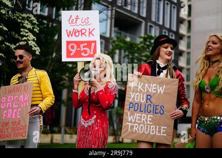 Prominente, die sich als Prominente ausgeben, dürfen vor den Büros der Muttergesellschaft Meta in King's Cross, London, nicht auf Facebook protestieren, als Teil ihrer Berufung „Stop Banning US“. Die Imitatoren von Dolly Parton, Taylor Swift, Adele, George Michael, Britney Spears, Und Freddie Mercury appelliert an eine Aktualisierung der Meta-Community-Standards, die Konten verbietet, die sich „als berühmt ausgeben“, was dazu führt, dass die Tribut-Acts ihre Konten mit Tausenden von Fans und Anhängern verlieren. Foto: Dienstag, 27. Juni 2023. Stockfoto