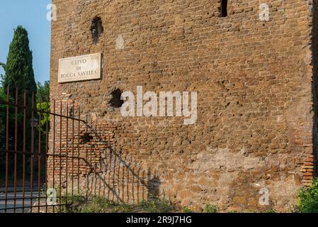 Schild Clivo di Rocca Savella Aventino an der Mauer in Rom, Italien Stockfoto