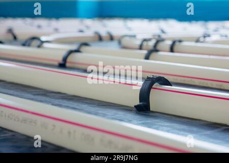 Detaildarstellung der Fußbodenheizungsrohre Stockfoto