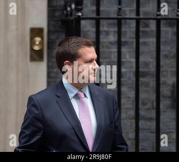 Downing Street, London, Großbritannien. 27. Juni 2023. Regierungsminister, die an der Kabinettssitzung in der Downing Street 10 teilnehmen. Robert Jenrick Abgeordneter, Minister für Einwanderungsfragen in der Downing Street für wöchentliche Kabinettssitzung. Kredit: Malcolm Park/Alamy Live News Stockfoto