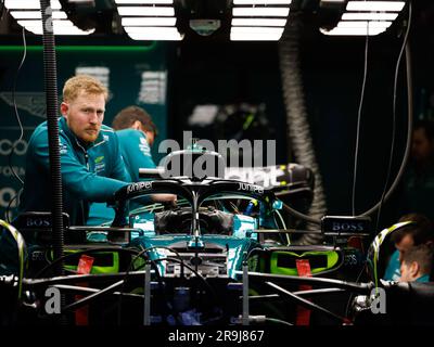 MELBOURNE, AUSTRALIEN, Albert Park Street Circuit, 31. März: Mechanikarbeiten am Aston Martin AMR23 von Fernando Alonso (ESP) Stockfoto