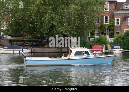 Henley-on-Thames, Oxfordshire, Großbritannien. 27. Juni 2023. Ein Schiff der Umweltbehörde auf Patrouille auf der Themse an der Henley Bridge. Ruder aus der ganzen Welt treten heute im 184. Jahr Henley Royal Regatta an. Kredit: Maureen McLean/Alamy Live News Stockfoto