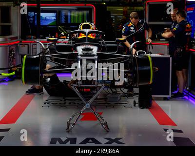 MELBOURNE, AUSTRALIEN, Albert Park Street Circuit, 31. März: The Red Bull Team Mechanics Working on the car of Max Verstappen (NED) Stockfoto