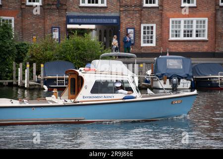 Henley-on-Thames, Oxfordshire, Großbritannien. 27. Juni 2023. Ein Schiff der Umweltbehörde auf Patrouille auf der Themse an der Henley Bridge. Ruder aus der ganzen Welt treten heute im 184. Jahr Henley Royal Regatta an. Kredit: Maureen McLean/Alamy Live News Stockfoto