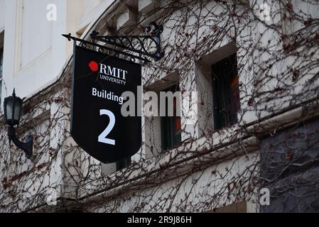 Das RMIT University-Schild ist an der Außenseite des mit Reben überdachten Gebäudes 2 auf dem städtischen Campus der Institution angebracht Stockfoto