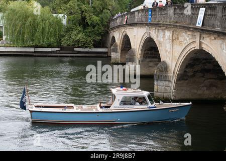 Henley-on-Thames, Oxfordshire, Großbritannien. 27. Juni 2023. Ein Schiff der Umweltbehörde auf Patrouille auf der Themse an der Henley Bridge. Ruder aus der ganzen Welt treten heute im 184. Jahr Henley Royal Regatta an. Kredit: Maureen McLean/Alamy Live News Stockfoto