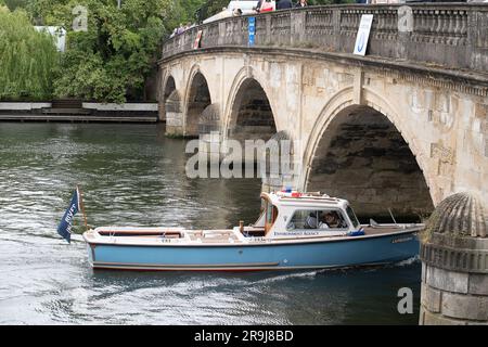 Henley-on-Thames, Oxfordshire, Großbritannien. 27. Juni 2023. Ein Schiff der Umweltbehörde auf Patrouille auf der Themse an der Henley Bridge. Ruder aus der ganzen Welt treten heute im 184. Jahr Henley Royal Regatta an. Kredit: Maureen McLean/Alamy Live News Stockfoto