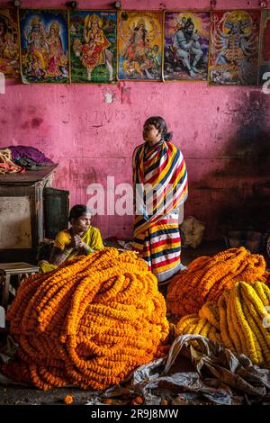 Marigold Garland Traders am Mullick Ghat Flower Market, Kalkutta, Indien Stockfoto