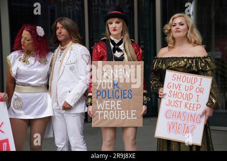 Prominente, die sich als Prominente ausgeben, dürfen vor den Büros der Muttergesellschaft Meta in King's Cross, London, nicht auf Facebook protestieren, als Teil ihrer Berufung „Stop Banning US“. Die Imitatoren von Dolly Parton, Taylor Swift, Adele, George Michael, Britney Spears, Und Freddie Mercury appelliert an eine Aktualisierung der Meta-Community-Standards, die Konten verbietet, die sich „als berühmt ausgeben“, was dazu führt, dass die Tribut-Acts ihre Konten mit Tausenden von Fans und Anhängern verlieren. Foto: Dienstag, 27. Juni 2023. Stockfoto