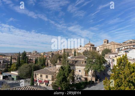 Einer der Teile der Stadt Toledo, wo wir sehr schöne Steinhäuser an einem Sommertag mit teilweise klarem Himmel finden können. Spanien Stockfoto