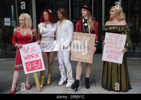 Prominente, die sich als Prominente ausgeben, dürfen vor den Büros der Muttergesellschaft Meta in King's Cross, London, nicht auf Facebook protestieren, als Teil ihrer Berufung „Stop Banning US“. Die Imitatoren von Dolly Parton, Taylor Swift, Adele, George Michael, Britney Spears, Und Freddie Mercury appelliert an eine Aktualisierung der Meta-Community-Standards, die Konten verbietet, die sich „als berühmt ausgeben“, was dazu führt, dass die Tribut-Acts ihre Konten mit Tausenden von Fans und Anhängern verlieren. Foto: Dienstag, 27. Juni 2023. Stockfoto