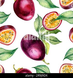 Verschiedene Passionsfrüchte auf Blättern, wasserfarben, nahtloses Muster, isoliert auf Weiß. Lila tropisches Ganzes, handgemalte Maracuja in Scheiben. Verpackungsdesign, Stockfoto