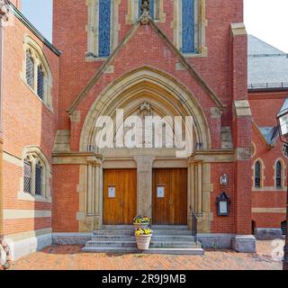 Gotisch anmutende Adventskirche an der Ecke Brimmer und Mt. Vernon Street im Beacon Hill Historic District von Boston. Stockfoto