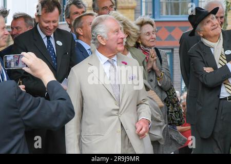 Poundbury, Dorchester, Dorset, Großbritannien. 27. Juni 2023 König Karl III. Und Königin Camilla besuchen Poundbury in Dorset und werden von großen Menschenmassen von Wohlhabern begrüßt, die eine Gedenktafel zur Erinnerung an die Fertigstellung des Queen Mother Square enthüllen und den neuen Duke of Edinburgh Garden eröffnen. Der König und die Königin während der Enthüllung auf dem Queen Mother Square. Bildnachweis: Graham Hunt/Alamy Live News Stockfoto