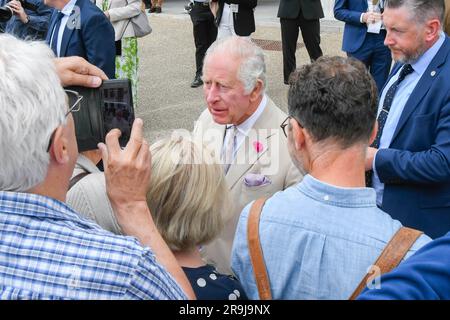 Poundbury, Dorchester, Dorset, Großbritannien. 27. Juni 2023 König Karl III. Und Königin Camilla besuchen Poundbury in Dorset und werden von großen Menschenmassen von Wohlhabern begrüßt, die eine Gedenktafel zur Erinnerung an die Fertigstellung des Queen Mother Square enthüllen und den neuen Duke of Edinburgh Garden eröffnen. Der König und die Königin sprechen mit der Öffentlichkeit. Bildnachweis: Graham Hunt/Alamy Live News Stockfoto