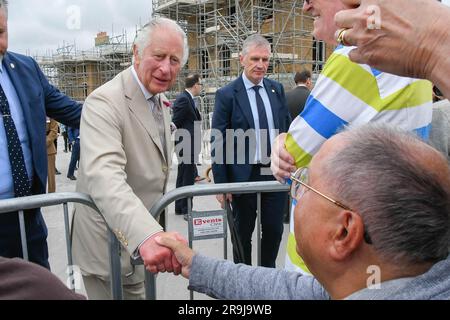 Poundbury, Dorchester, Dorset, Großbritannien. 27. Juni 2023 König Karl III. Und Königin Camilla besuchen Poundbury in Dorset und werden von großen Menschenmassen von Wohlhabern begrüßt, die eine Gedenktafel zur Erinnerung an die Fertigstellung des Queen Mother Square enthüllen und den neuen Duke of Edinburgh Garden eröffnen. Der König und die Königin sprechen mit der Öffentlichkeit. Bildnachweis: Graham Hunt/Alamy Live News Stockfoto