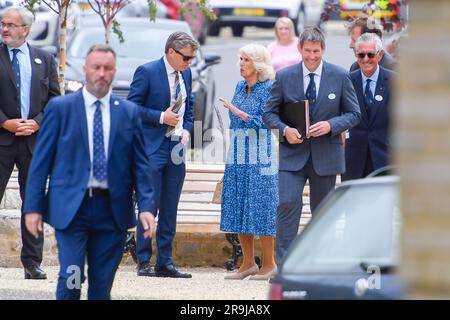 Poundbury, Dorchester, Dorset, Großbritannien. 27. Juni 2023 König Karl III. Und Königin Camilla besuchen Poundbury in Dorset und werden von großen Menschenmassen von Wohlhabern begrüßt, die eine Gedenktafel zur Erinnerung an die Fertigstellung des Queen Mother Square enthüllen und den neuen Duke of Edinburgh Garden eröffnen. Der König und die Königin kommen an und treffen lokale Würdenträger. Bildnachweis: Graham Hunt/Alamy Live News Stockfoto