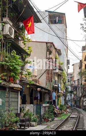Hanoi, Vietnam-April 2023; Flachblick auf die Eisenbahngleise auf der berühmten Linie durch das Zentrum der Wohngegend in der Nähe von Ho Stockfoto
