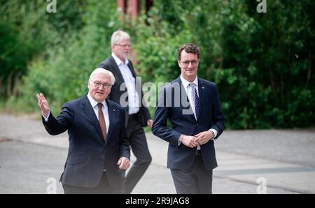 Essen, Deutschland. 27. Juni 2023. Der deutsche Präsident Frank-Walter Steinmeier geht zusammen mit Hendrik Wüst (CDU), Ministerpräsident von Nordrhein-Westfalen (l-r), zum Kohlebergwerk Zollverein in Essen. Der Bundespräsident besucht das Ruhrgebiet und das südliche Münsterland mit rund 150 ausländischen Botschaftern, die in Deutschland arbeiten, und hochrangigen Vertretern internationaler Organisationen. Kredit: Fabian Strauch/dpa/Alamy Live News Stockfoto