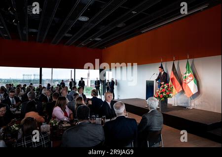 Essen, Deutschland. 27. Juni 2023. Hendrik Wüst (CDU), Ministerpräsident von Nordrhein-Westfalen, spricht zu den Gästen des Industriekomplexes Zollverein Coal Mine in Essen. Bundespräsident Frank-Walter Steinmeier besucht das Ruhrgebiet und das südliche Münsterland mit rund 150 ausländischen Botschaftern, die in Deutschland arbeiten, und hochrangigen Vertretern internationaler Organisationen. Kredit: Fabian Strauch/dpa/Alamy Live News Stockfoto