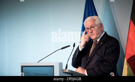 Essen, Deutschland. 27. Juni 2023. Der deutsche Präsident Frank-Walter Steinmeier spricht zu den Gästen des Industriekomplexes Zollverein Coal Mine in Essen. Der Bundespräsident besucht das Ruhrgebiet und das südliche Münsterland mit rund 150 ausländischen Botschaftern, die in Deutschland arbeiten, und hochrangigen Vertretern internationaler Organisationen. Kredit: Fabian Strauch/dpa/Alamy Live News Stockfoto