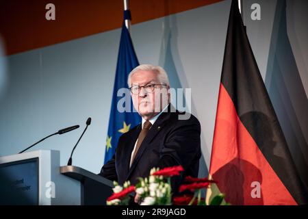 Essen, Deutschland. 27. Juni 2023. Der deutsche Präsident Frank-Walter Steinmeier spricht zu den Gästen des Industriekomplexes Zollverein Coal Mine in Essen. Der Bundespräsident besucht das Ruhrgebiet und das südliche Münsterland mit rund 150 ausländischen Botschaftern, die in Deutschland arbeiten, und hochrangigen Vertretern internationaler Organisationen. Kredit: Fabian Strauch/dpa/Alamy Live News Stockfoto