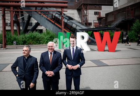 Essen, Deutschland. 27. Juni 2023. Nikola Eterovi·, Erzbischof der römisch-katholischen Kirche und Diplomat des Heiligen Stuhls (l-r), deutscher Präsident Frank-Walter Steinmeier und Hendrik Wüst (CDU), Ministerpräsident von Nordrhein-Westfalen, stehen vor dem Zollverein-Kohlebergwerk in Essen. Der Bundespräsident besucht das Ruhrgebiet und das südliche Münsterland mit rund 150 ausländischen Botschaftern, die in Deutschland arbeiten, und hochrangigen Vertretern internationaler Organisationen. Kredit: Fabian Strauch/dpa/Alamy Live News Stockfoto